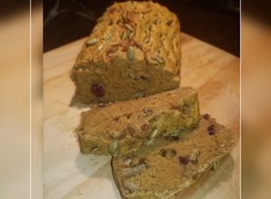 Una foto de Pan de calabaza con arándanos y nueces