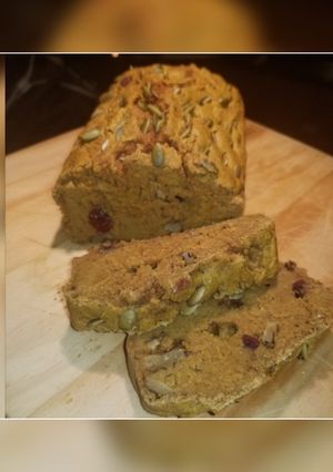 Una foto de Pan de calabaza con arándanos y nueces