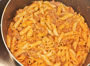 Foto principal de Macarrones con carne picada y chorizo con toque picante