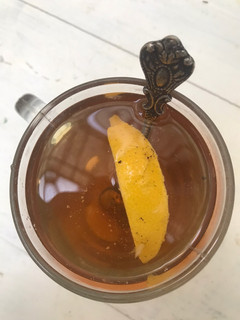 Una foto de Té de limón y miel 🍯 🍋
