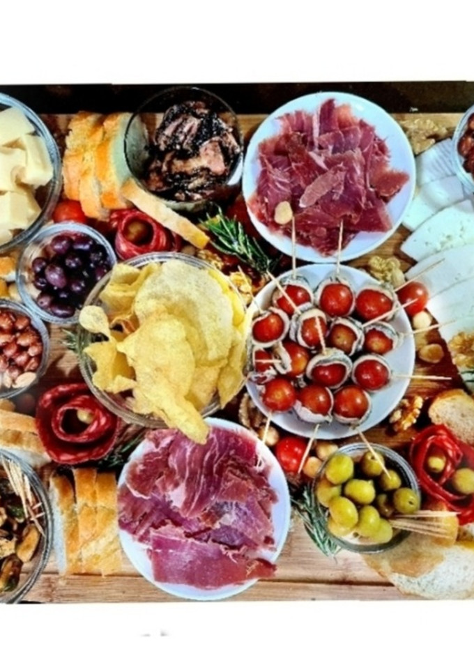 Una foto de Tabla de quesos y embutidos