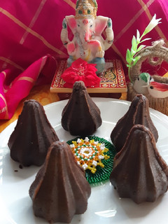 ઓરીઓ કેક મોદક(Oreo Cake Modak Recipe In Gujarati) રેસીપી મુખ્ય ફોટો