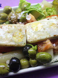 Una foto de Ensalada con rectángulos de huevos de codorniz