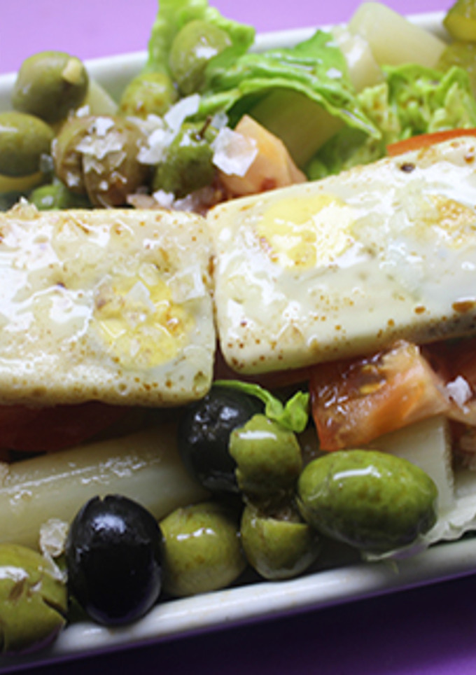 Una foto de Ensalada con rectángulos de huevos de codorniz