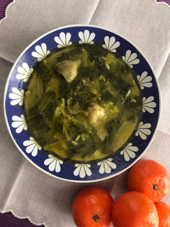 Una foto de Sopa vegetariana 🌱 de acelgas silvestres con arroz
