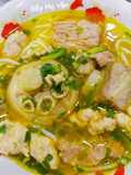 Bún Bò Huế (Nạm bò, chân giò, xương bò, giò sống)