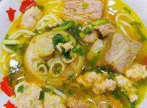 Hình của món Bún Bò Huế (Nạm bò, chân giò, xương bò, giò sống).