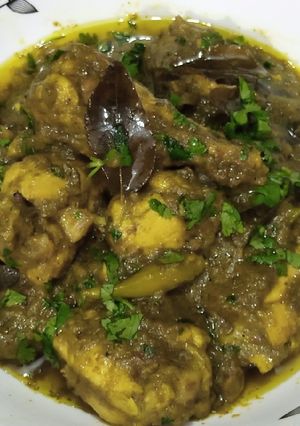 A picture of Green Masala Chicken Curry.