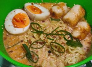 Foto resep Mi Instan with Creamy Soup and Ramen Egg