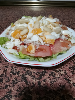 Una foto de Ensalada de merluza, almendras y huevo