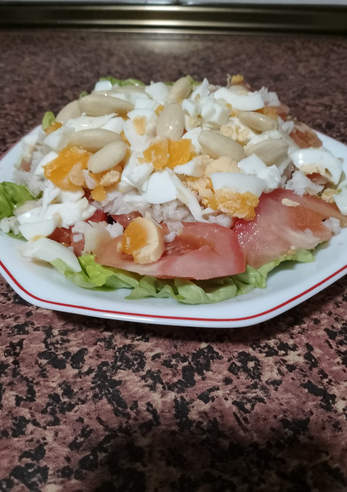 Una foto de Ensalada de merluza, almendras y huevo