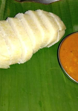 A picture of Banana leaf idli /moode /kadabu.