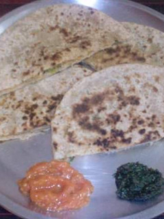 बेसन के भरवां पराठे(Besan ke Bharwan parathe recipe in hindi) रेसिपी मुख्य फोटो