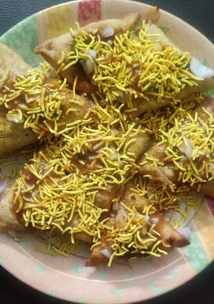 मिनी समोसा चाट(mini samosa chaat recipe in hindi) रेसिपी मुख्य फोटो
