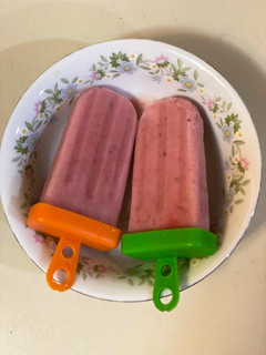 A picture of Easy Strawberry popsicle.