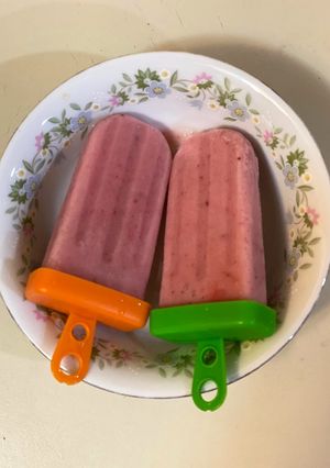 A picture of Easy Strawberry popsicle.