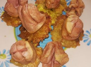 Una foto de Tostones con vienesas