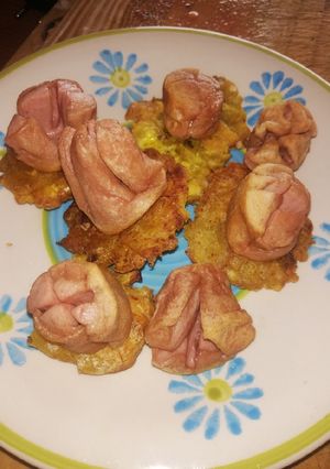 Una foto de Tostones con vienesas