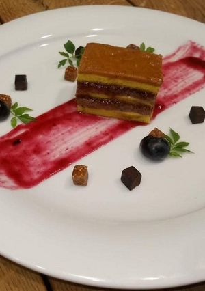 Kacsamájas zserbó, házi mogyorókrémmel, aszalt gyümölcsökkel, vörösboros áfonya ízekkel recept fotója