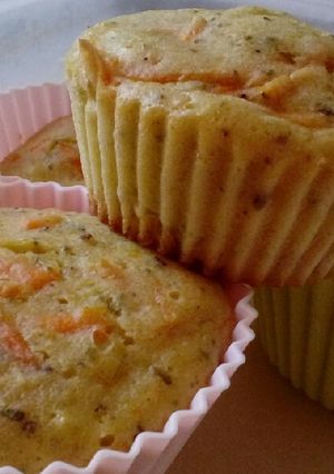 Una foto de Muffins dulzones de cebolla y zanahoria