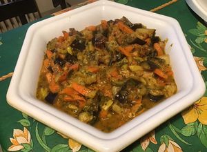 Une photo de Aubergines, carottes et ciboules au lard et curry