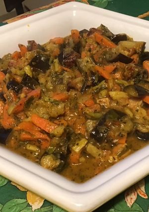 Une photo de Aubergines, carottes et ciboules au lard et curry