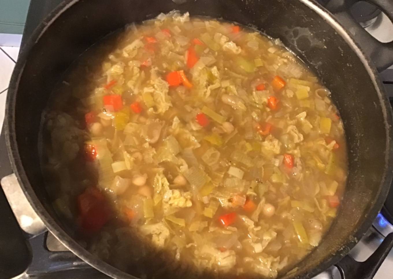 Soupe paysanne au chou haricots blancs poivron rouge tomates et poireau