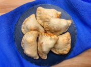 A picture of meat pie dough