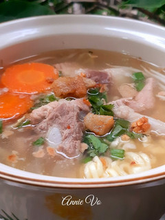 Hình của món Mì gói nấu sườn non.