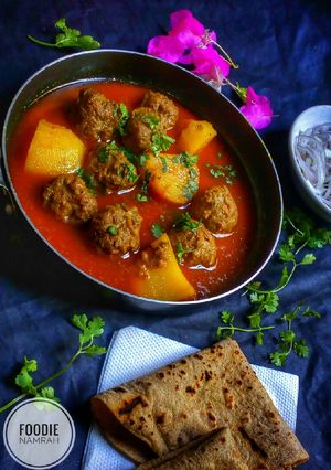 A picture of Gushtaba (meat balls).