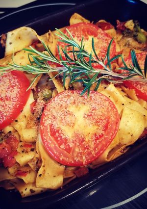 Une photo de Pappardelles au brocoli et tomates en cassolette