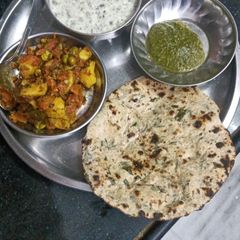 A picture of Makka methi roti.