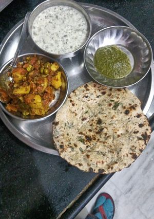 A picture of Makka methi roti.