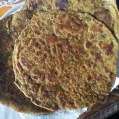 A picture of Spinach, peas and potato paratha.