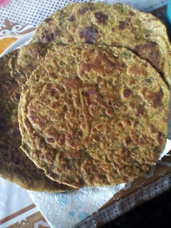 A picture of Spinach, peas and potato paratha.