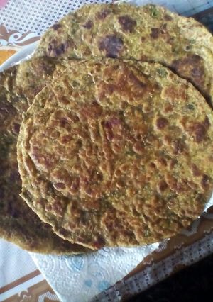 A picture of Spinach, peas and potato paratha.