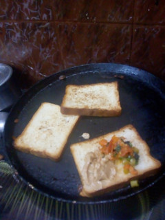 சுடவைத்த பிரெட் (Suda vaiththa bread recipe in tamil) செய்முறை முக்கிய புகைப்படம்