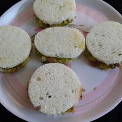 A picture of Healthy spinach cucumber sandwich.