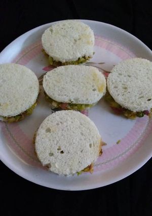 A picture of Healthy spinach cucumber sandwich.