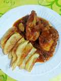 Pollo en salsa reducida de sofrito con limón encurtido