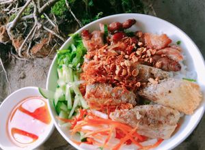 Hình của món Bún thịt nướng chả giò.