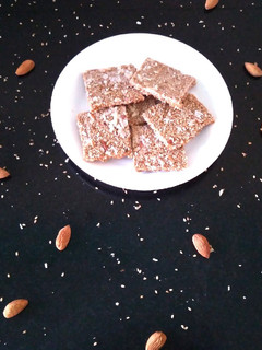 તલ ની ચીકી(Til Chiki Recipe In Gujarati) રેસીપી મુખ્ય ફોટો