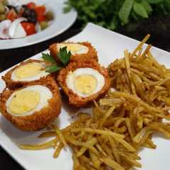 Foto principal de Huevos a la escocesa con chorizo y patatas paja