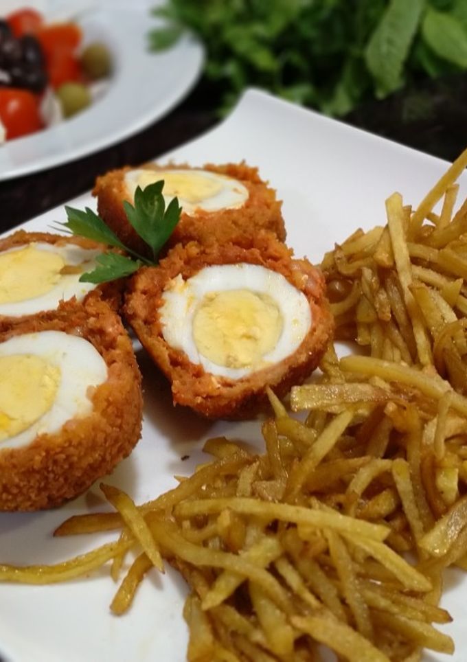 Una foto de Huevos a la escocesa con chorizo y patatas paja