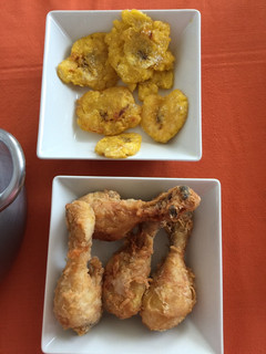 Una foto de Pica pollo dominicano con tostones (Básico) 🇩🇴