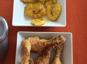 Foto principal de Pica pollo dominicano con tostones (Básico) 🇩🇴