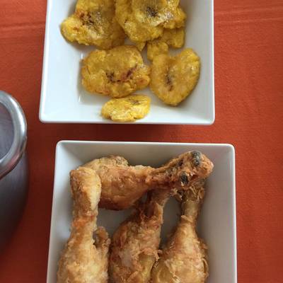 Pica pollo dominicano con tostones (Básico) ?? Receta de Lucia TG- Cookpad
