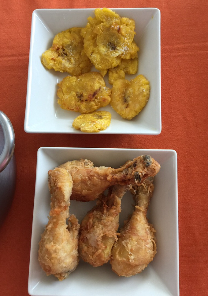 Una foto de Pica pollo dominicano con tostones (Básico) 🇩🇴