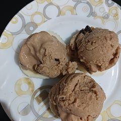 A picture of Chickoo-chocochips icecream on white chocolate hearts.