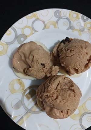A picture of Chickoo-chocochips icecream on white chocolate hearts.
